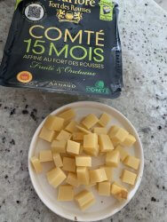 Comté en cubes pour recette de cake aux 5 fromages