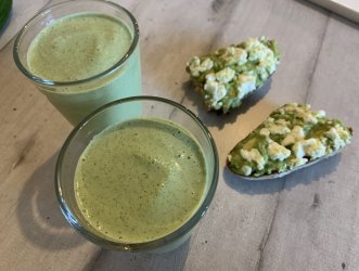 Soupe concombre toasts avocats