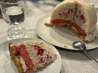 Entremets litchi framboises pamplemousse