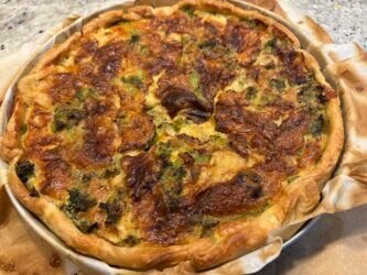 Tarte brocolis cheddar à la sortie du four